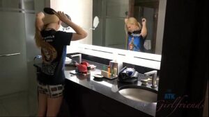Une adolescente innocente se fait baiser dans des vidéos sexy de l'hôtel de Las Vegas