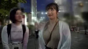 Une japonaise aux gros seins joue avec son tunnel d'amour vidéo solo x