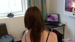 Bruder erwischt Stief Schwester beim الإباحية gucken und fickt xvideos2
