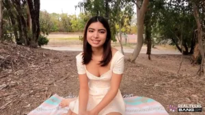Linda latina de 19 años dispara su primer porno