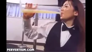 Ado mignonne Bukkake et plein verre de sperme avalant une vidéo de sexe