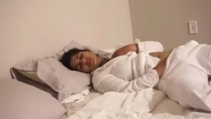 Desi Bhabi fucks herself in bed www.xxxxx video