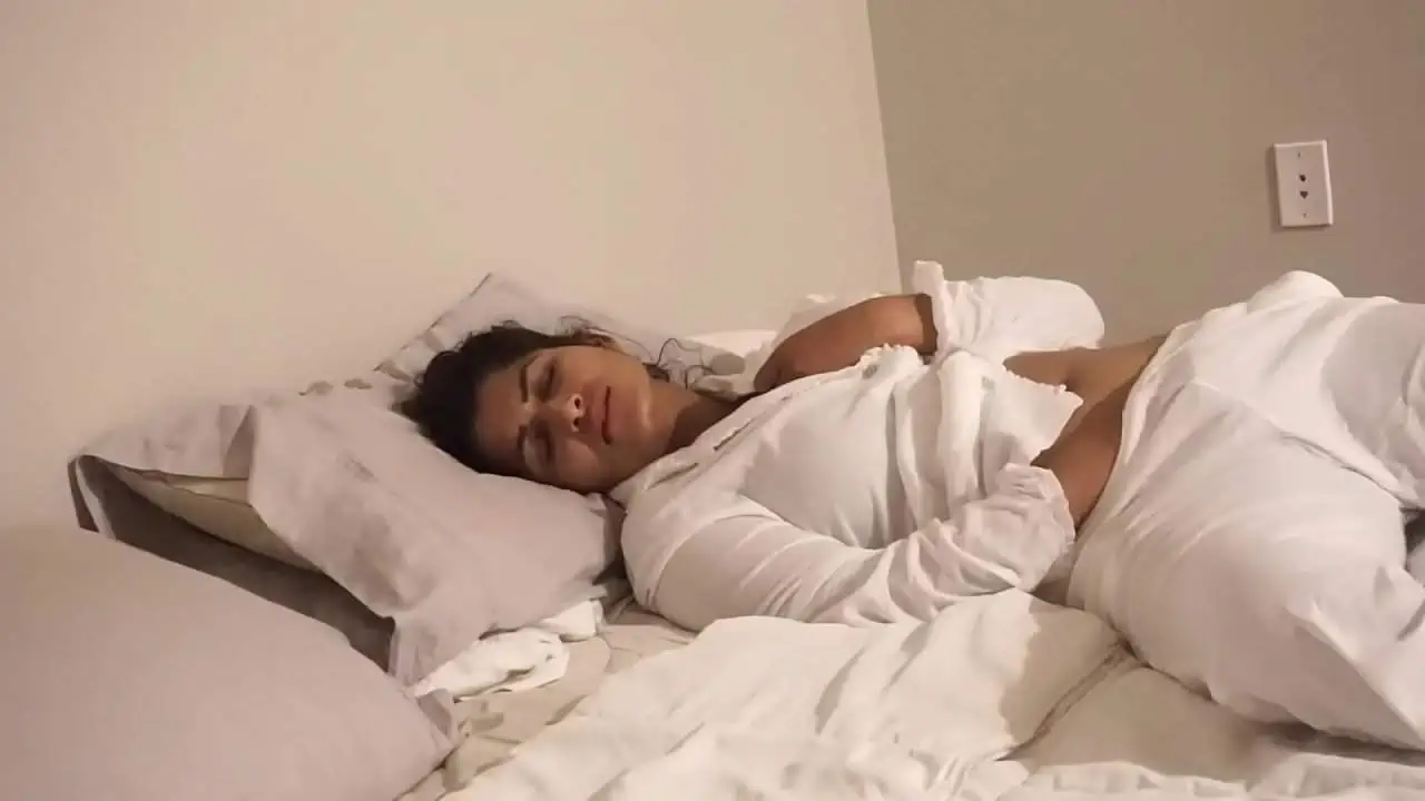 1280px x 720px - Desi Bhabi fucks herself in bed www.xxxxx video HD XXX Video