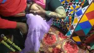 Desi India Bhabhi Persetan Dengan Kekasih di Kamar Tidur video seks India Audio Hindi Yang Jelas