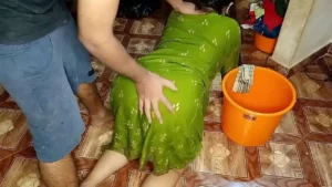 रसोई का काम कर रही नौकरानी को स्टैंड पर घोड़ी बनाकर sexy XXX Maid video आवाज हिंदी में
