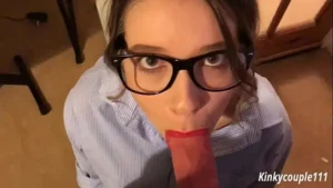 Karyawan diperas untuk mengisap video seksi kontol