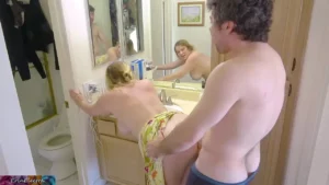 Follando a la madrastra mientras limpia el baño video sexo
