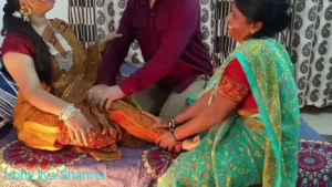 Horny Desi Aunty se déshabille en se doigtant la chatte indienne humide