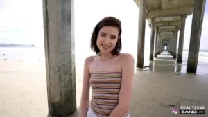 Hot Cute Brunette Teen Melakukan Porno Pertama