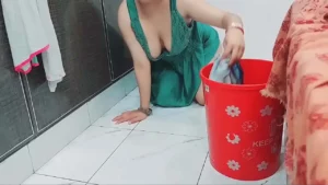 Sirvienta india mostrando tetas y culo a anciano dueño de casa follada y chupada videos de sexo