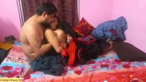 Invitado de pago indio se folla a una señora sexy y caliente en su casa porno hindi