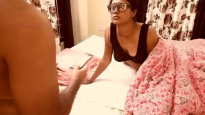 Hermanastra india follada por hermanastro - india bengalí chica strip dance