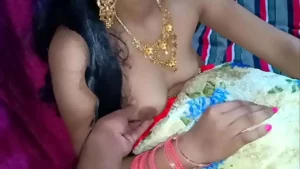 Lalita Singh, petite amie indienne nouvellement mariée, pour la première fois - vidéo