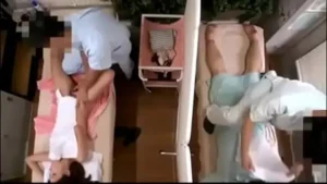Femme tricherie japonaise pendant le sexe en massage à côté de son mari xxnx