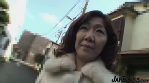 Mamá japonesa recibiendo el semen en su coño milf porn