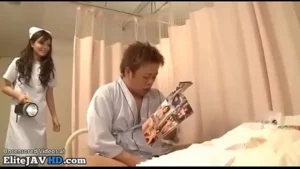 Enfermera japonesa atrapa a un paciente masturbándose xvideos.com videos