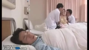 Une infirmière japonaise se fait baiser par pornhub devant son patient