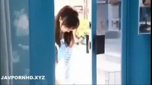Une femme japonaise séduite et baisée par son mari masseur en dehors d'une vidéo sexy