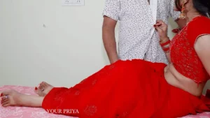 Priya nouvellement mariée a eu le premier rapport sexuel avec Karva Chauth et a eu une pipe sous le ciel