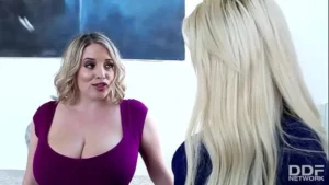 وكيل العقارات الغنية بريدجيت ب xxx video fucks her busty Lesbian client