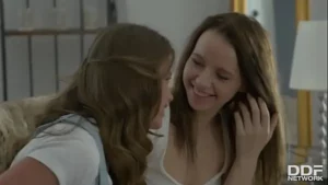 Vídeos de sexo Pareja de adolescentes cachondas Olivia Grace y Jacqueline lamen sus coños sabrosos
