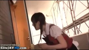 Vidéos de sexe Une idole japonaise de 18 ans rencontre un fan plus âgé chez lui