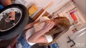 Remaja Seksi dengan Kaus Kaki Setinggi Lutut Mengendarai Kontol di Bengkel Xvideos