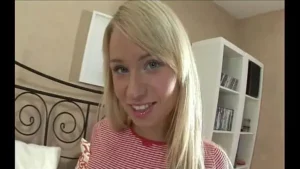 Vidéos sexy blonde russe ado aspire à l'anal