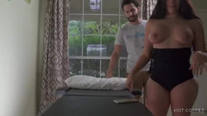 Slim Thick XNNX Puertorriqueña recibe un sensual masaje con aceite en sus tetas y cuerpo perfectos