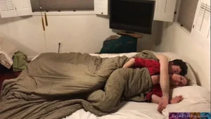 Ibu tiri berbagi tempat tidur dengan gadis video seks anak tirinya