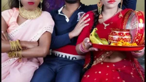 Dos esposas pelean sexo con un esposo afortunado en video hindi xxx