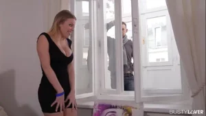 ब्रिट प्रेमी एंबेसी के अद्भुत स्तन के बीच अपने लंड को पकड़ना चाहते हैं