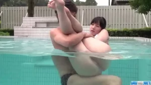 Yui Kasugano menyambut ayam besar di vaginanya yang basah