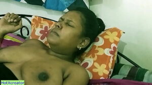 x* vidéo Un ado indien chaud baisé par une fille du service de chambre